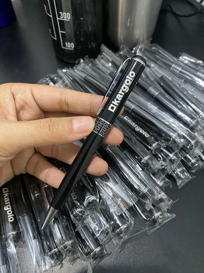 Sekumpulan pulpen Kargolo dalam bungkus plastik dipegang di tangan