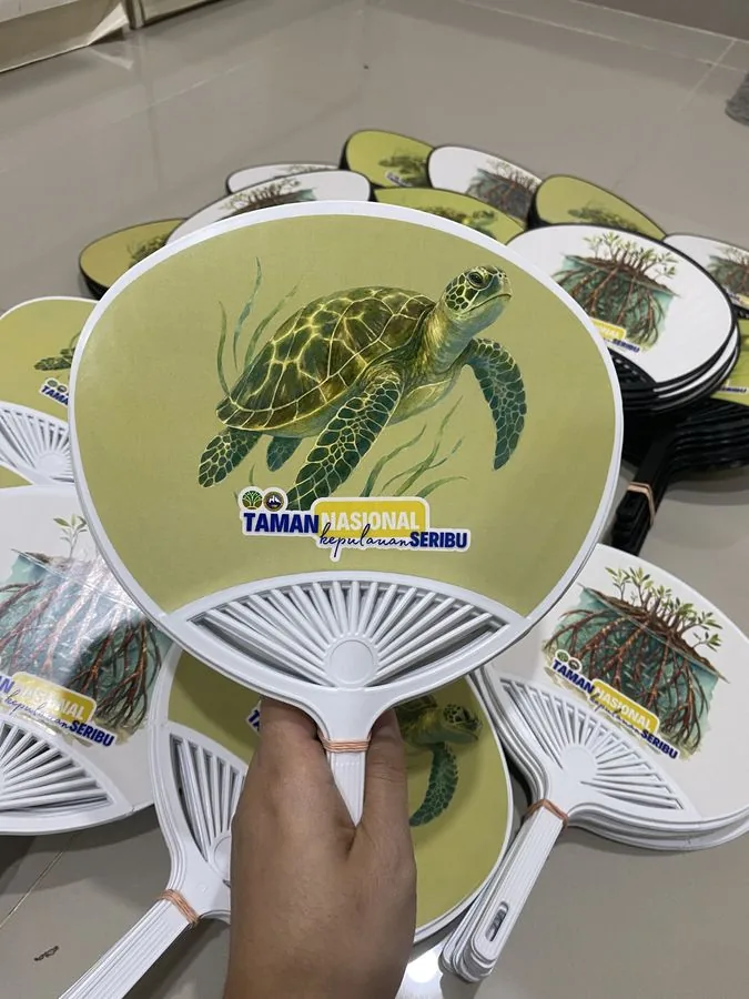 Kipas promosi bergambar penyu laut untuk Taman Nasional Kepulauan Seribu